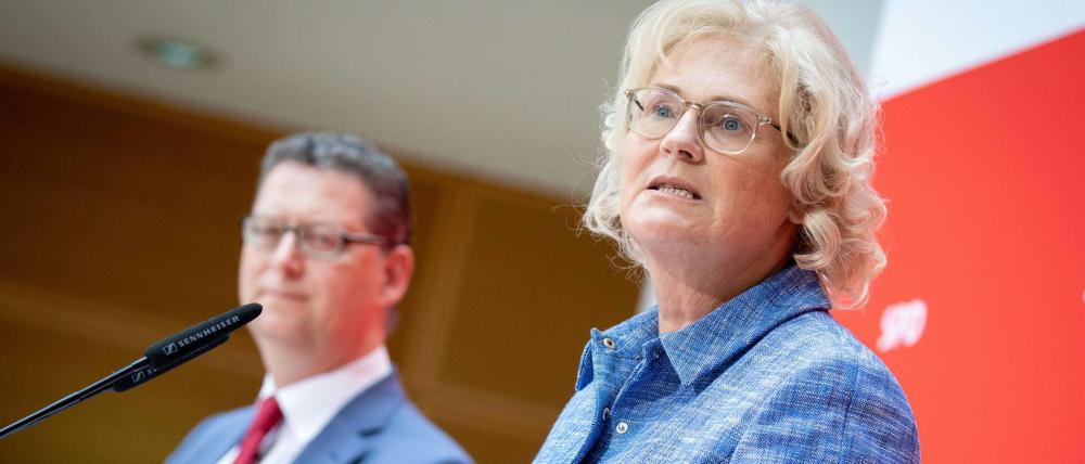 Thorsten Schäfer-Gümbel, kommissarischer SPD-Parteivorsitzender, stellt Christine Lambrecht (SPD) als neue Bundesministerin der Justiz und für Verbraucherschutz vor.