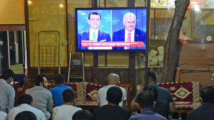 Reges Interesse: Das TV-Duell zur Wahl in Istanbul lockte viele vor die Bildschirme. 
