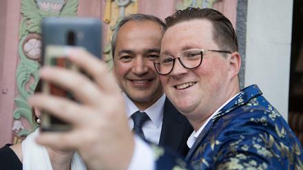 Görlitzer Oberbürgermeister Octavian Ursu (CDU, l) macht auf einer Wahlparty seiner Partei ein Selfie mit einem Wahlkampfhelfer. 