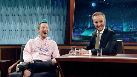 Youtuber Rezo (l) und Moderator Jan Böhmermann sitzen in der Aufzeichnung der Sendung «Neo Magazin Royale» in der Studio-Kulisse.