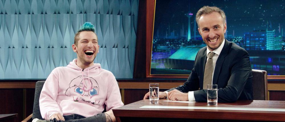 Youtuber Rezo (l) und Moderator Jan Böhmermann sitzen in der Aufzeichnung der Sendung «Neo Magazin Royale» in der Studio-Kulisse.