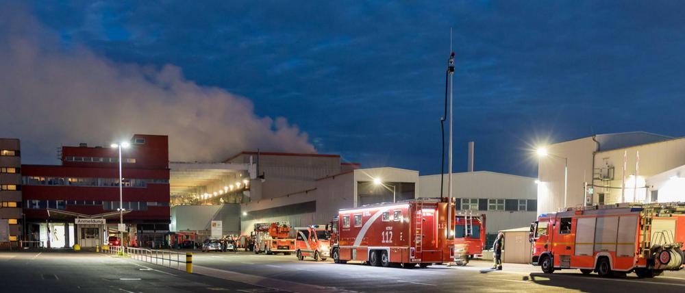 Die Feuerwehr löscht den Brand auf dem BSR-Hof an der Geradestraße in Neukölln.