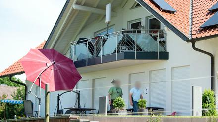 Ermittler der Polizei stehen auf der Terrasse am Haus des verstorbenen Kasseler Regierungspräsidenten Walter Lübcke (CDU).