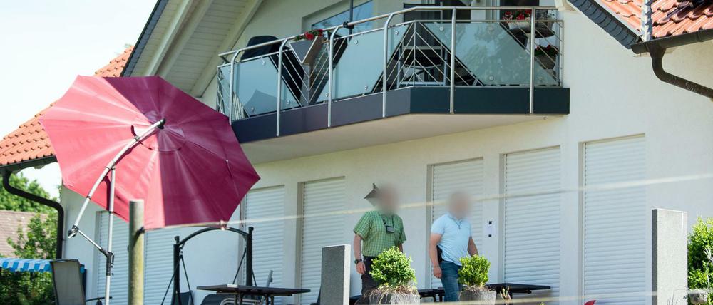 Ermittler der Polizei stehen auf der Terrasse am Haus des verstorbenen Kasseler Regierungspräsidenten Walter Lübcke (CDU).