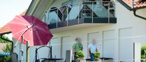 Ermittler der Polizei stehen auf der Terrasse am Haus des verstorbenen Kasseler Regierungspräsidenten Walter Lübcke (CDU).