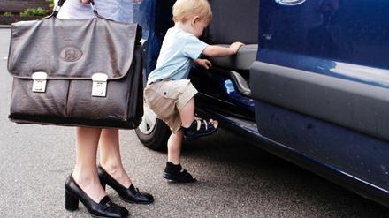 Auf dem Weg zur Arbeit das Kind in die Kita bringen. In Ostdeutschland arbeiten Frauen deutlich länger als im Westen, weil es hier eine bessere Kinderbetreuung gibt. 