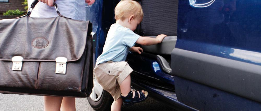 Auf dem Weg zur Arbeit das Kind in die Kita bringen. In Ostdeutschland arbeiten Frauen deutlich länger als im Westen, weil es hier eine bessere Kinderbetreuung gibt. 