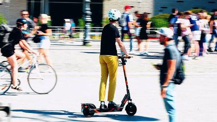 Die ersten Firmen haben ihre Mietfahrzeuge in Berlin verteilt. Die Anbieter hoffen auf ein großes Geschäft mit den Scootern. 