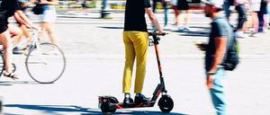 Die ersten Firmen haben ihre Mietfahrzeuge in Berlin verteilt. Die Anbieter hoffen auf ein großes Geschäft mit den Scootern. 