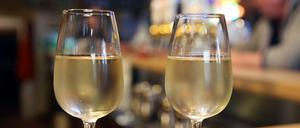 Ein kühles Glas Wein wird bei vielen Sommerfesten nicht fehlen. Sollte man dabei aber auch komplizierte Themen besprechen?