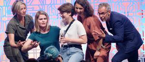 Die Laudatorin Hazel Brugger (2.v.l) und das Team von Tincon stehen bei der Verleihung der Grimme Online Awards mit dem Preis in der Kategorie "Spezial" für die Konferenz für digitale Jugendkultur "Tincon" auf der Bühne.