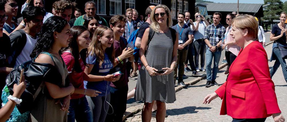 Ab jetzt wird mit der Jugend geredet. Kanzlerin Merkel sucht in Goslar den Kontakt zu Schülern.