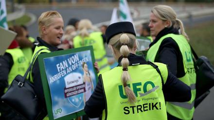 Streikende Flugbegleiter von Eurowings und Germanwings stehen mit Plakaten der Gewerkschaft Ufo (Unabhängige Flugbegleiter Organisation) bei einer Kundgebung. (Archivbild)