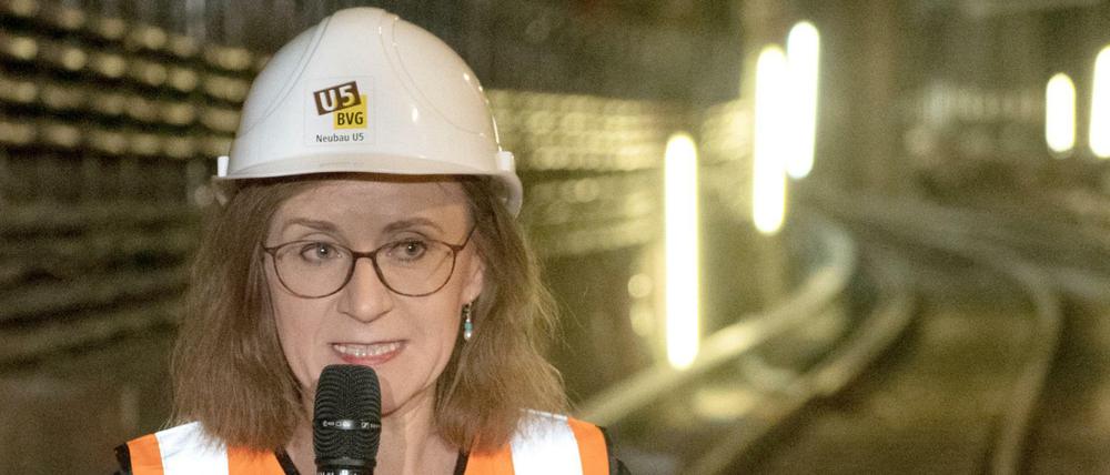 Sigrid Nikutta, bei einem Pressetermin der BVG zum Ausbau der U5, hat früher AC/DC gehört. 