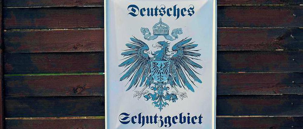 Ein Schild an einem Gartenzaun in Brieselang. Dass die Zahl der Rechtsextremisten in Brandenburg steigt, wundert Experten nicht.