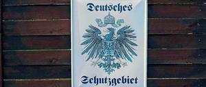 Ein Schild an einem Gartenzaun in Brieselang. Dass die Zahl der Rechtsextremisten in Brandenburg steigt, wundert Experten nicht.