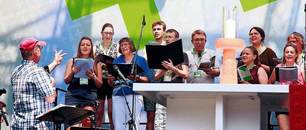 Soundcheck. Ein Chor probt beim Evangelischen Kirchentag.