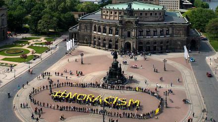 Klare Ansage. Demonstranten vor der Dresdner Semperoper während der Jahrestagung von Amnesty International 2015.