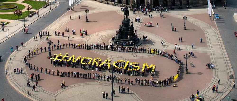 Klare Ansage. Demonstranten vor der Dresdner Semperoper während der Jahrestagung von Amnesty International 2015.