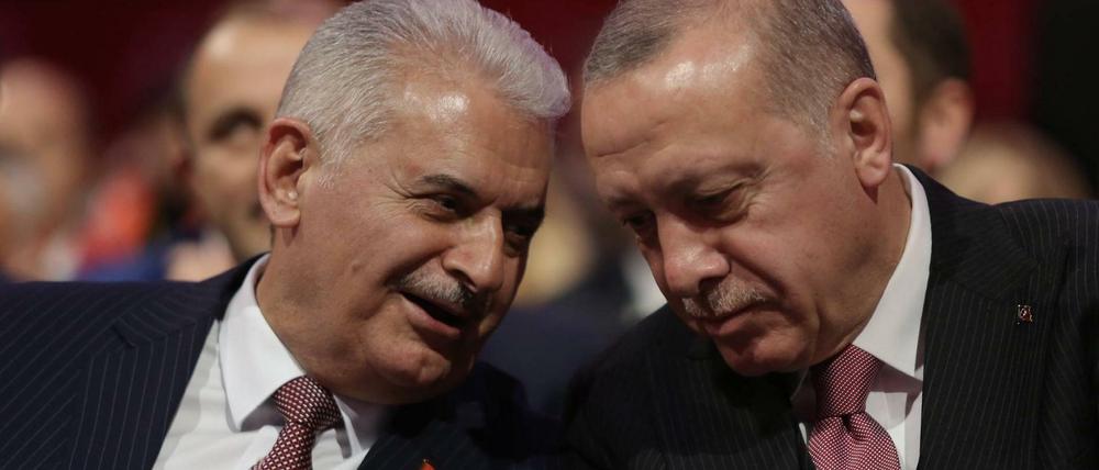 Recep Tayyip Erdogan (r.) und Binali Yildirim vor der ersten Wahl Ende März