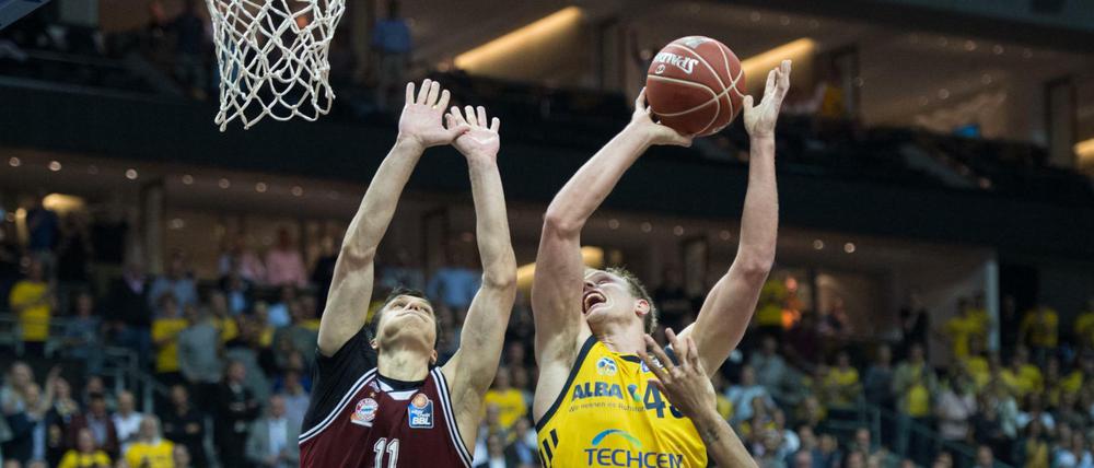 Leidenschaft pur. Albas Luke Sikma (am Ball) gegen Münchens Vladimir Lucic.