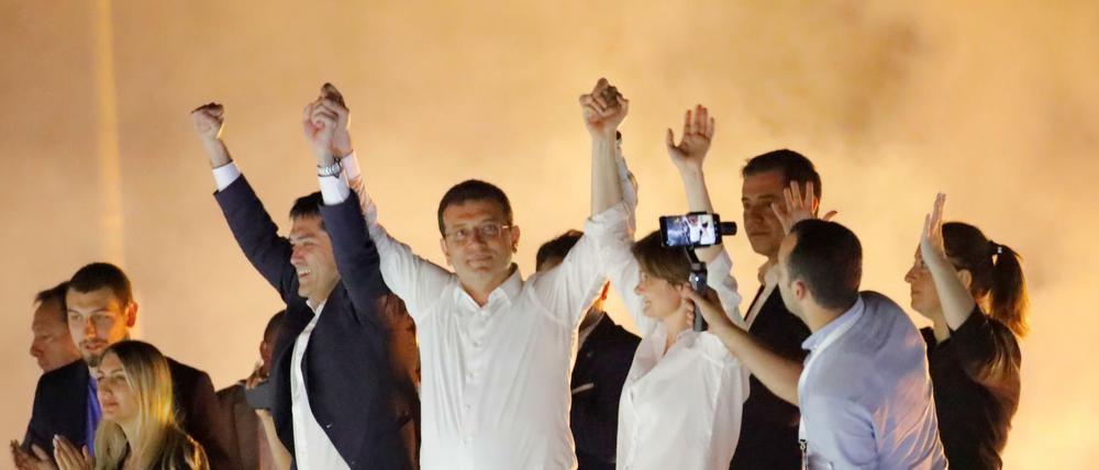 Sieger in Istanbul: Oppositionskandidat Ekrem Imamoglu (Mitte)