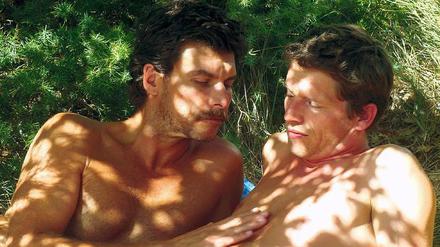 Im besten Sinne normal. „Der Fremde am See“ aus der Film-Reihe „rbb Queer“ (großes Foto mit Christophe Paou, l., und Pierre Deladonchamps, läuft am 16. 8. im RBB), 