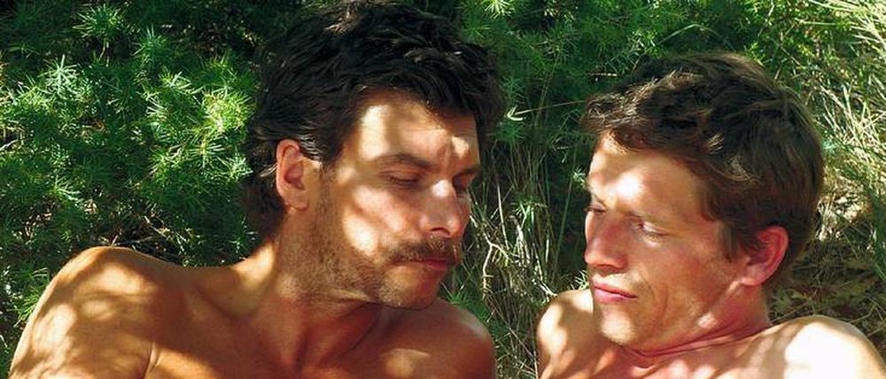 Im besten Sinne normal. „Der Fremde am See“ aus der Film-Reihe „rbb Queer“ (großes Foto mit Christophe Paou, l., und Pierre Deladonchamps, läuft am 16. 8. im RBB),