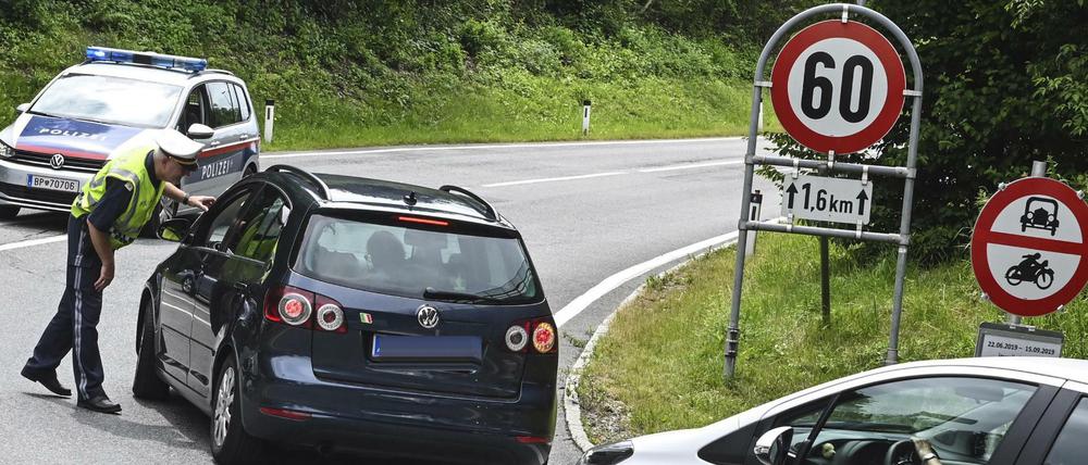 In Tirol hat die Polizei auch am Sonntag die neuen Fahrverbote auf Ausweichstrecken durch Ortschaften durchgesetzt.