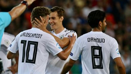Haben gut lachen. Luca Waldschmidt (l.), der das 1:0 schießt, Florian Neuhaus (M.) und Mahmoud Dahoud.