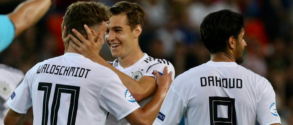 Haben gut lachen. Luca Waldschmidt (l.), der das 1:0 schießt, Florian Neuhaus (M.) und Mahmoud Dahoud.