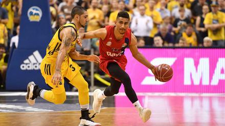 Peyton Siva (l.) verfolgt Bayerns Maodo Lo. 