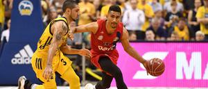 Peyton Siva (l.) verfolgt Bayerns Maodo Lo. 