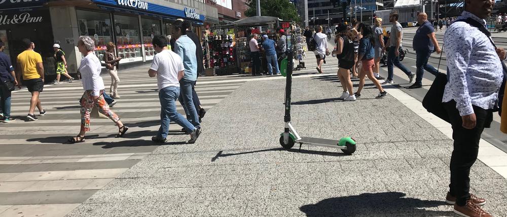 Scooter werden einfach irgendwo abgestellt.