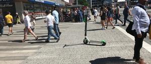 Scooter werden einfach irgendwo abgestellt.