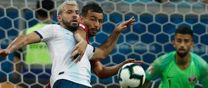 Vorsicht, Ball. Der war bislang nicht der beste Freund von Sergio Aguero (l.) und Co.