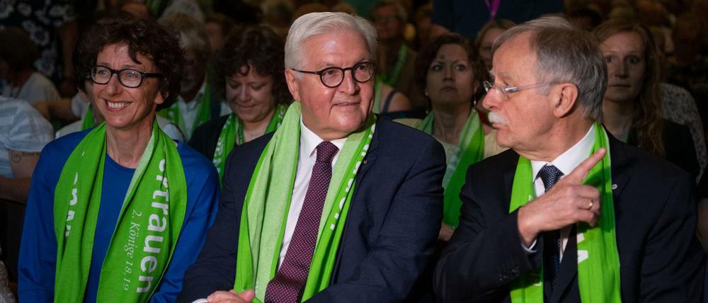 Bundespräsident Frank-Walter Steinmeier (M) sitzt auf dem Evangelischen Kirchentag zwischen Generalsekretärin des Kirchentags, Julia Helmke und Kirchentagspräsident Hans Leyendecker.