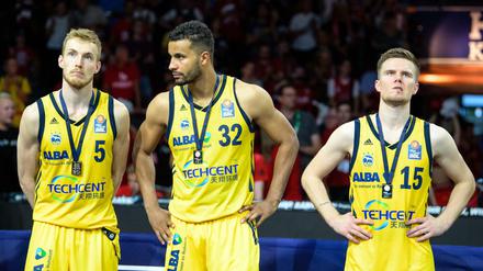 Wieder nur Zweiter. Niels Giffey (l.-r.), Johannes Thiemann und Martin Hermannsson von Alba Berlin nach der Niederlage gegen Bayern.
