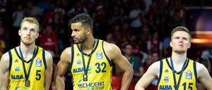 Wieder nur Zweiter. Niels Giffey (l.-r.), Johannes Thiemann und Martin Hermannsson von Alba Berlin nach der Niederlage gegen Bayern.