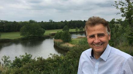Schöner als Schottland: Ehrenpräsident Bernhard Neumann vor dem Gatower Golfgelände.