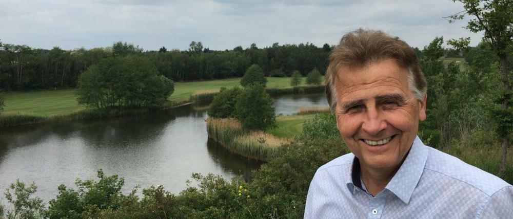 Schöner als Schottland: Ehrenpräsident Bernhard Neumann vor dem Gatower Golfgelände.