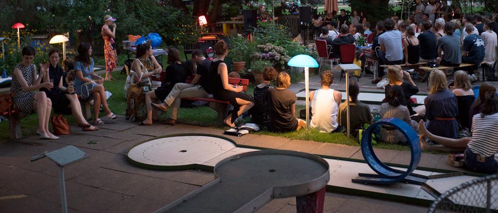 Poesie in Sommernächten. Junge Autoren lesen auf der Neuköllner Minigolfanlage ihre Texte vor.