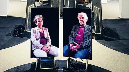 Paare vor der Kamera. „Death and Birth in My Life“ ist eine Arbeit des Schweizer Künstlers Mats Staub. Das Stück erzählt Dramen, die jede Familie kennt.
