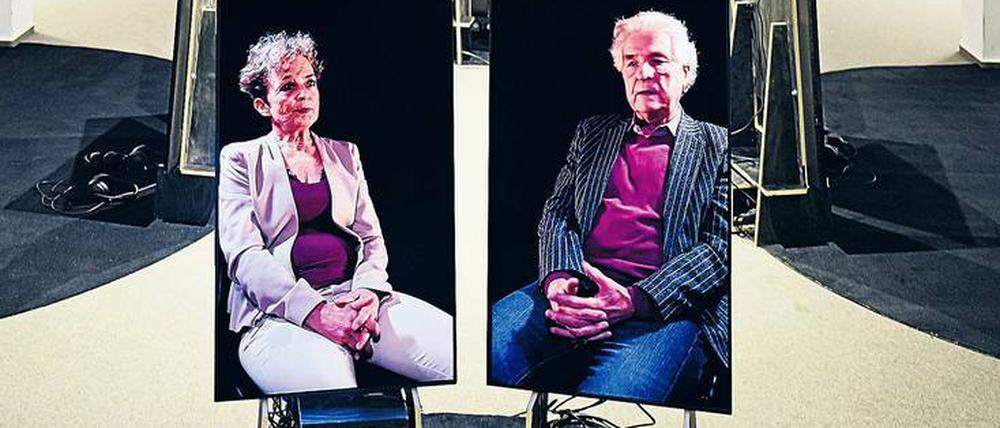 Paare vor der Kamera. „Death and Birth in My Life“ ist eine Arbeit des Schweizer Künstlers Mats Staub. Das Stück erzählt Dramen, die jede Familie kennt.