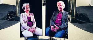 Paare vor der Kamera. „Death and Birth in My Life“ ist eine Arbeit des Schweizer Künstlers Mats Staub. Das Stück erzählt Dramen, die jede Familie kennt.