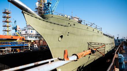 Das Marine-Segelschulschiff „Gorch Fock“ liegt in einem Dock der Bredo-Werft.