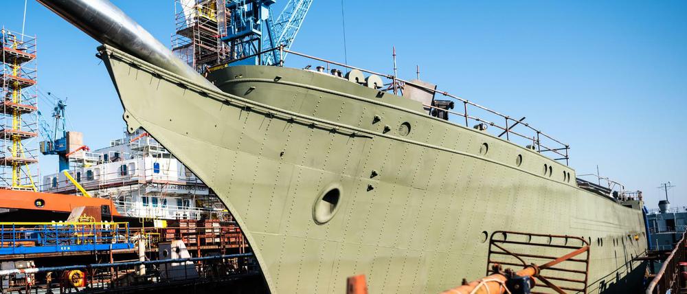 Das Marine-Segelschulschiff „Gorch Fock“ liegt in einem Dock der Bredo-Werft.
