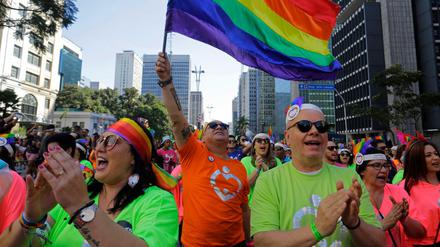 Menschen nehmen an der Gay-Pride-Parade in Sao Paulo teil. 