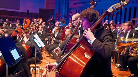 Fliegende Blätter ade. Die Brüsseler Philharmoniker probieren schon mal die zukünftige Darreichungsform der Orchesterwerke aus. 