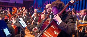 Fliegende Blätter ade. Die Brüsseler Philharmoniker probieren schon mal die zukünftige Darreichungsform der Orchesterwerke aus.